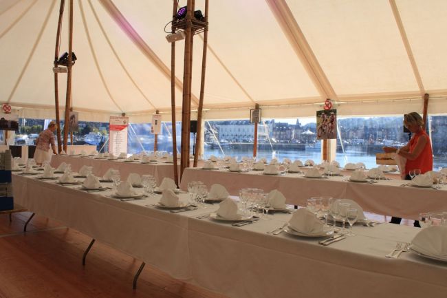 Intérieur de la tente bambou montée par Touareg